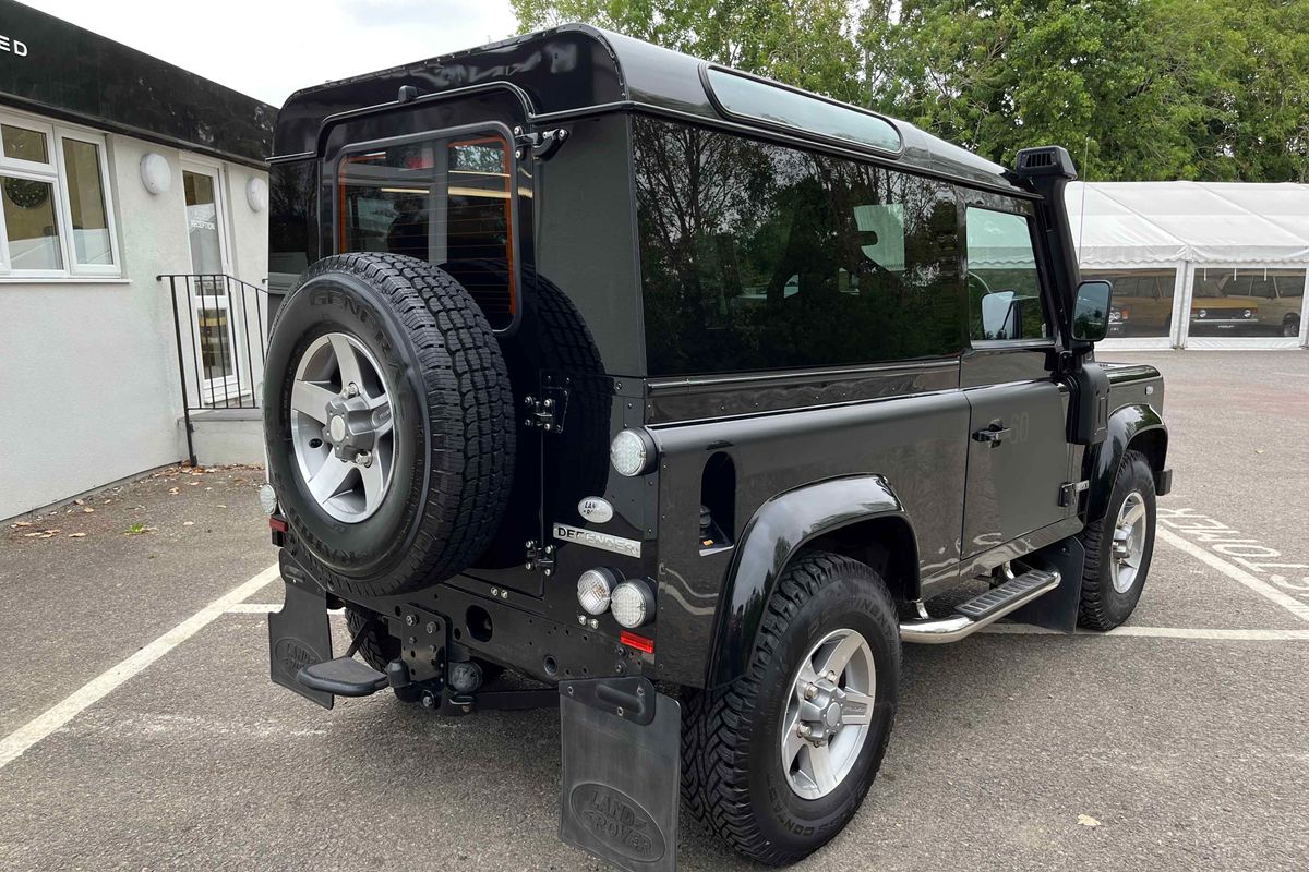 2009 RHD Defender 60th SVX Station Wagon - High specification No. 20/300