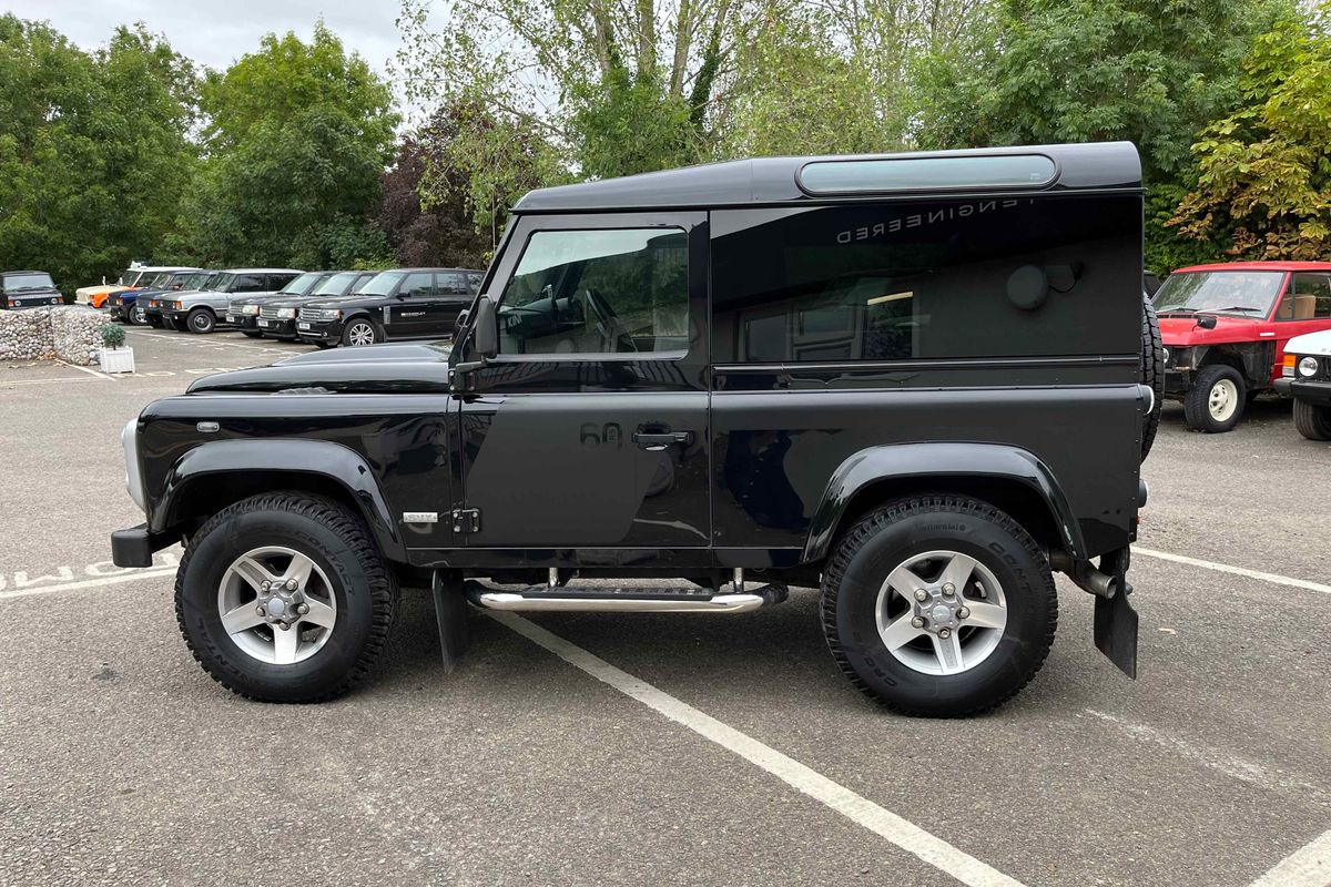 2009 RHD Defender 60th SVX Station Wagon - High specification No. 20/300